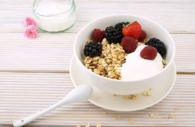 sagligagel-en-saglikli-zayiflama-yontemi-yogurt-diyeti3
