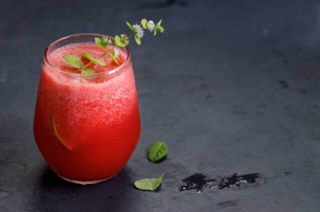sagligagel-karpuzlu-limonata-yapimi-ve-serinleten-3-karpuzlu-limonata-tarifi