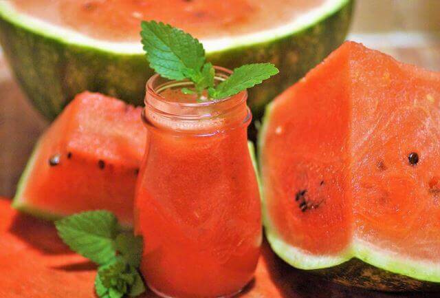sagligagel-karpuzlu-limonata-yapimi-ve-serinleten-3-karpuzlu-limonata-tarifi1