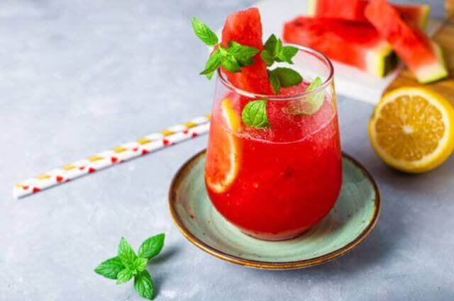 sagligagel-karpuzlu-limonata-yapimi-ve-serinleten-3-karpuzlu-limonata-tarifi3