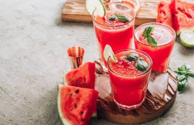 sagligagel-karpuzlu-limonata-yapimi-ve-serinleten-3-karpuzlu-limonata-tarifi7