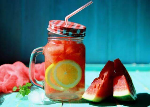 sagligagel-karpuzlu-limonata-yapimi-ve-serinleten-3-karpuzlu-limonata-tarifi8